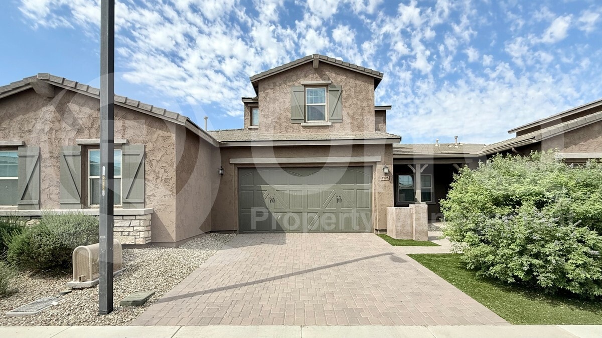 Foto principal - 1906 N 140th Dr