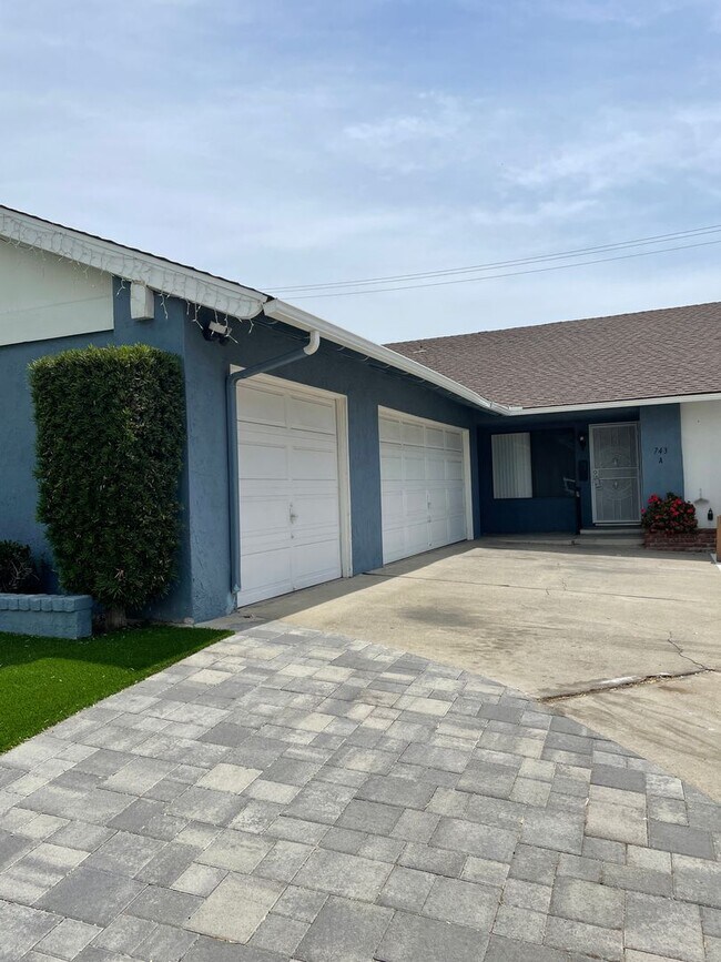 Building Photo - Lovely 2 bed, 2 bath Duplex Home in Orange