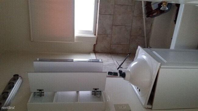 Building Photo - 2 br, 1.5 bath Duplex - 73 Mark Pontiac 1 ...