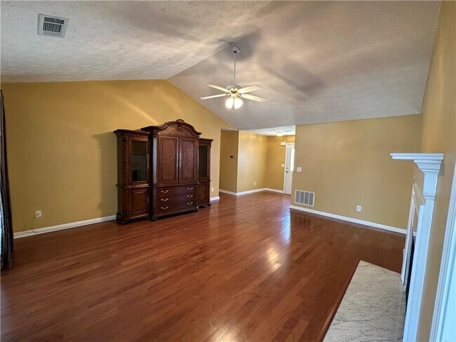 Building Photo - 6172 Glen Oak Dr