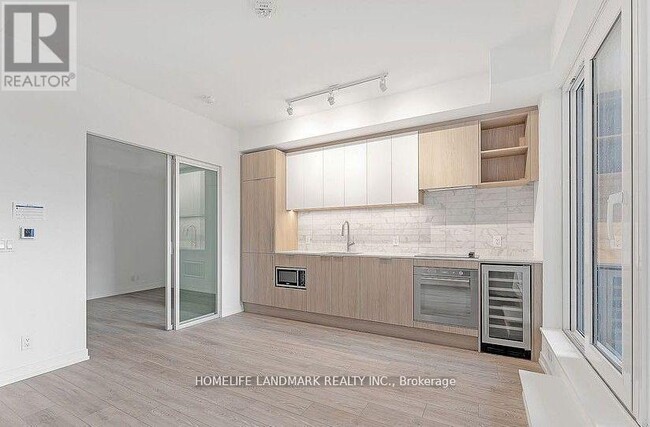 Photo du bâtiment - 2020 Bathurst St