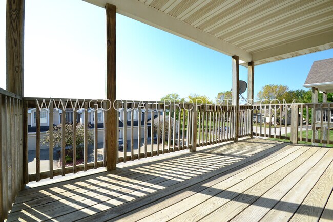 Building Photo - 2 Bedroom condo with 1 3/4 baths - 1 car g...