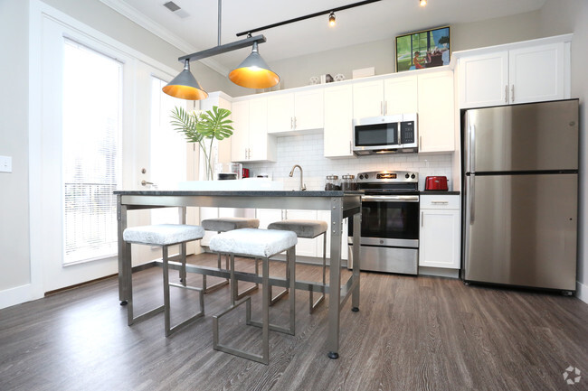 1BR, 1BA - 630 SF - Kitchen - Century Baxter Ave