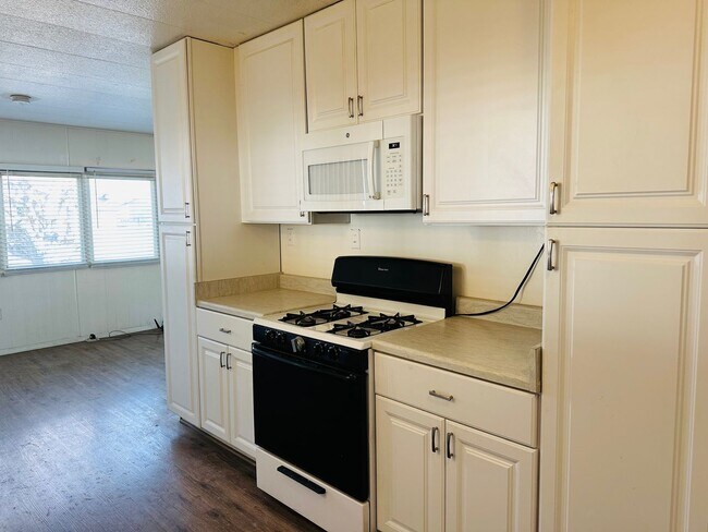 Foto del edificio - 5-Bed/2.5-Bath Rental by the Colorado River and Marina Proximity and Shopping Convenience!