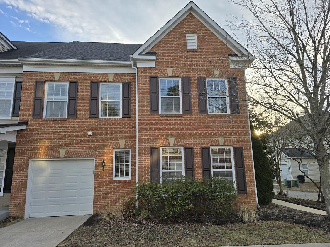 Spacious Townhouse - 44155 Azalea Ct