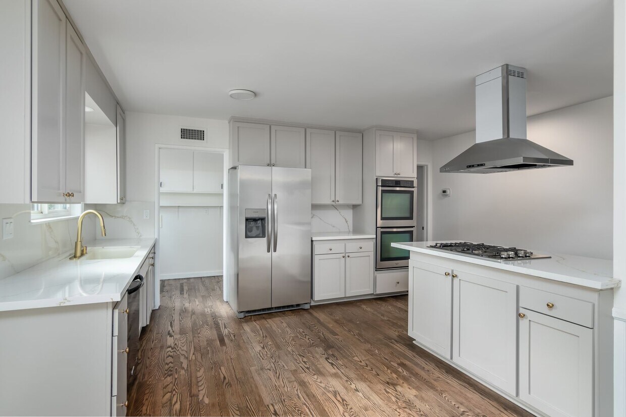 Foto principal - Gorgeous 3 bedroom Home in Chatsworth!