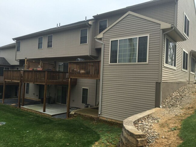 Building Photo - Luxury 3 bedroom 2.5 bedroom townhouse ava...