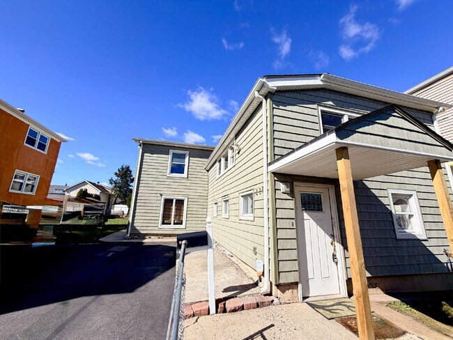 Foto del edificio - Move in ready, spacious, 4 bedroom, 3 bath single-family home available for rent in Hackensack, NJ.