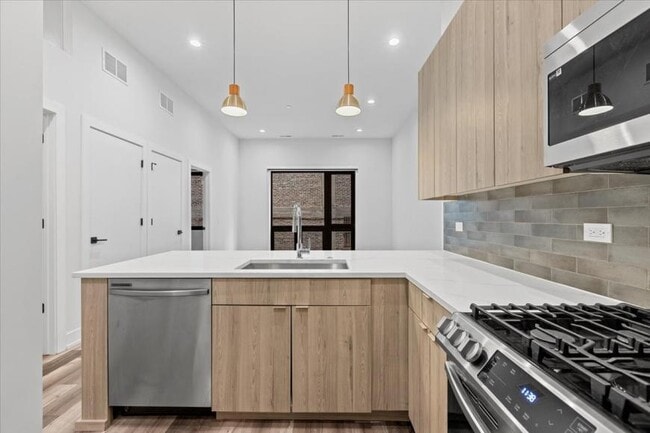 Building Photo - 2 bedroom in Chicago IL 60614
