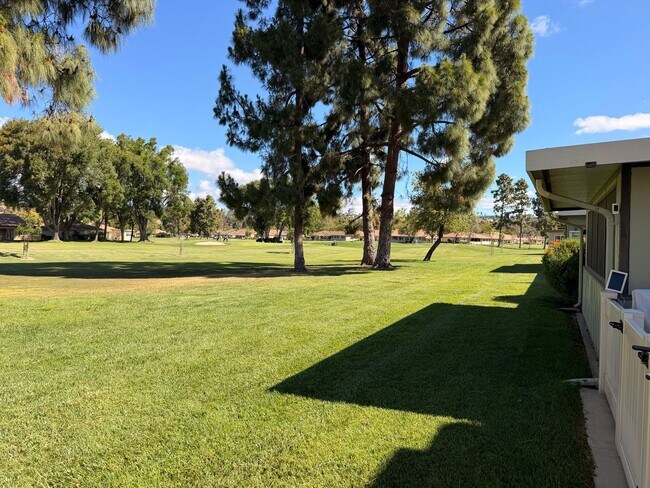 Foto del edificio - Large home on Golf Course in Leisure Village Senior Community