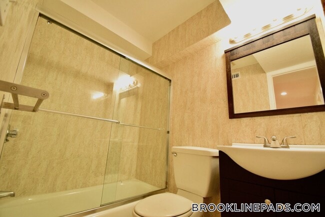 Building Photo - 73 Thatcher St