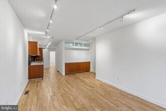 Building Photo - 530 S 15th St