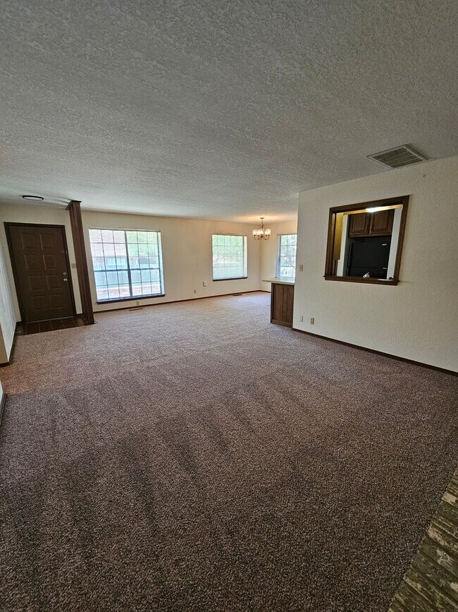 Building Photo - (3) Bed/(2) Bath Duplex Avail NOW!