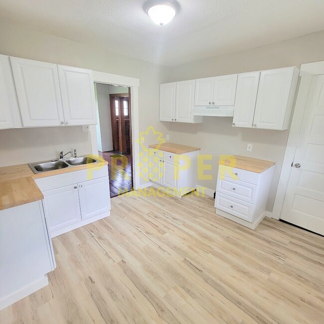 Foto del edificio - 4 bedrooms 1 bathrooms house for rent