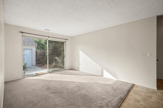 Foto del edificio - 3214 Halbreath Ct