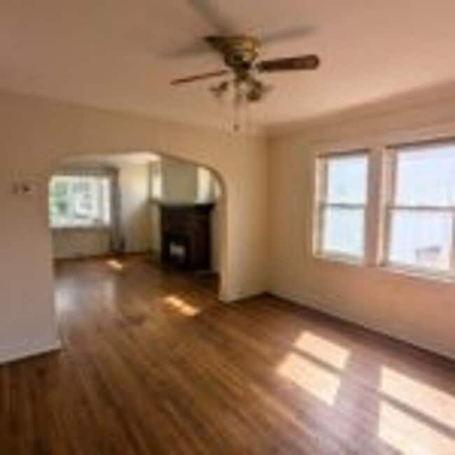 Building Photo - 1307 N 20th Ave E