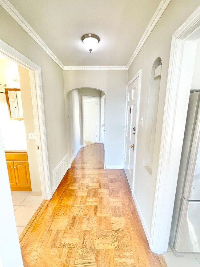 Building Photo - Charming 2 bed 2 bath flat in prime sunset...