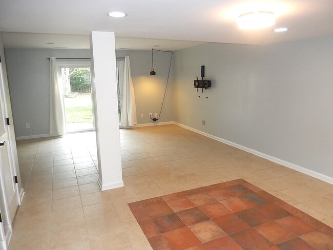 Building Photo - 5805 Nottoway Ct