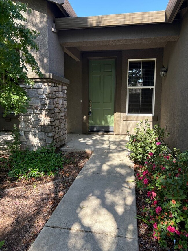 Foto del edificio - 684 Whitfield Ln