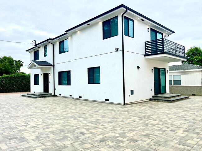 Building Photo - Newly built gated home with top of the lin...