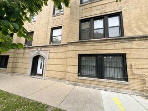 Building Photo - 3604 W Dickens Ave