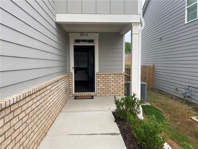 Foto del edificio - 6055 Hoot Owl Ln