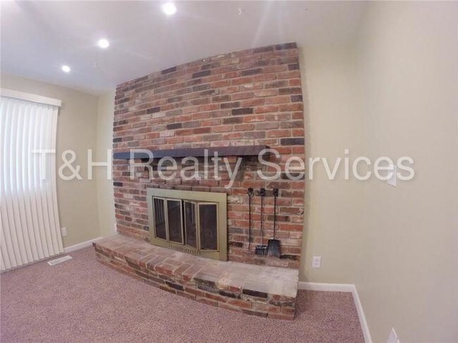 Building Photo - 539 S Fuller Dr