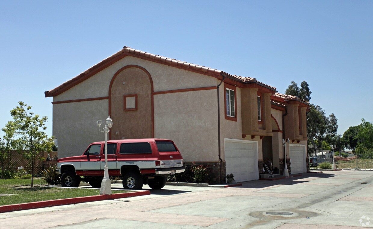 Building Photo - 5205-5239 Bandera St