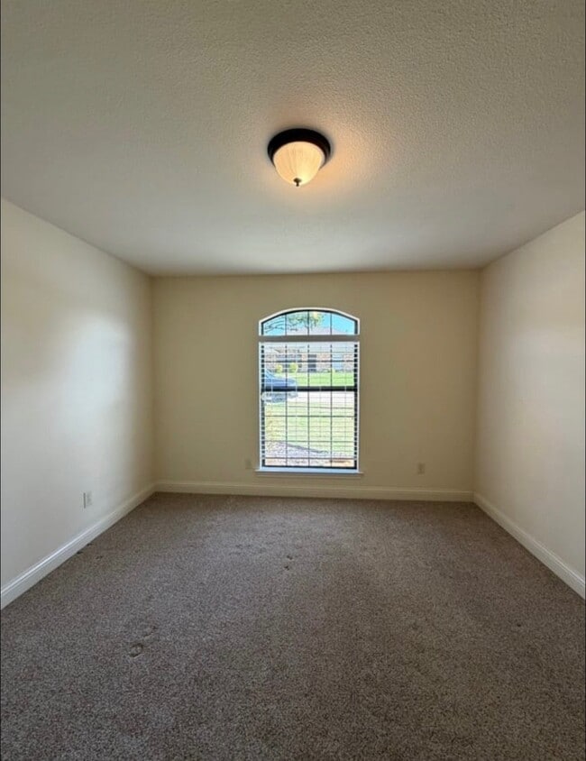 Building Photo - 3032 Laguna Dr