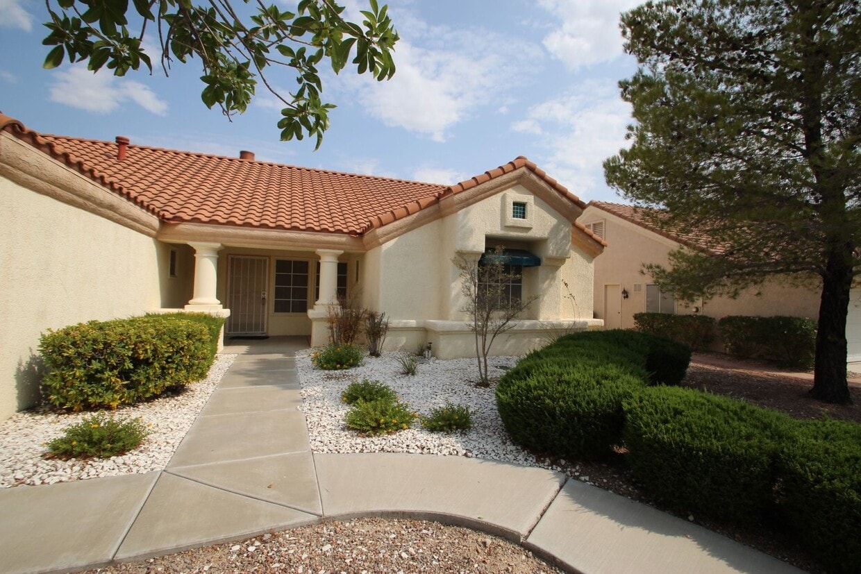 Primary Photo - Single story- 2 beds and 2 bath with a den...