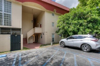 Building Photo - 10907 N Kendall Dr