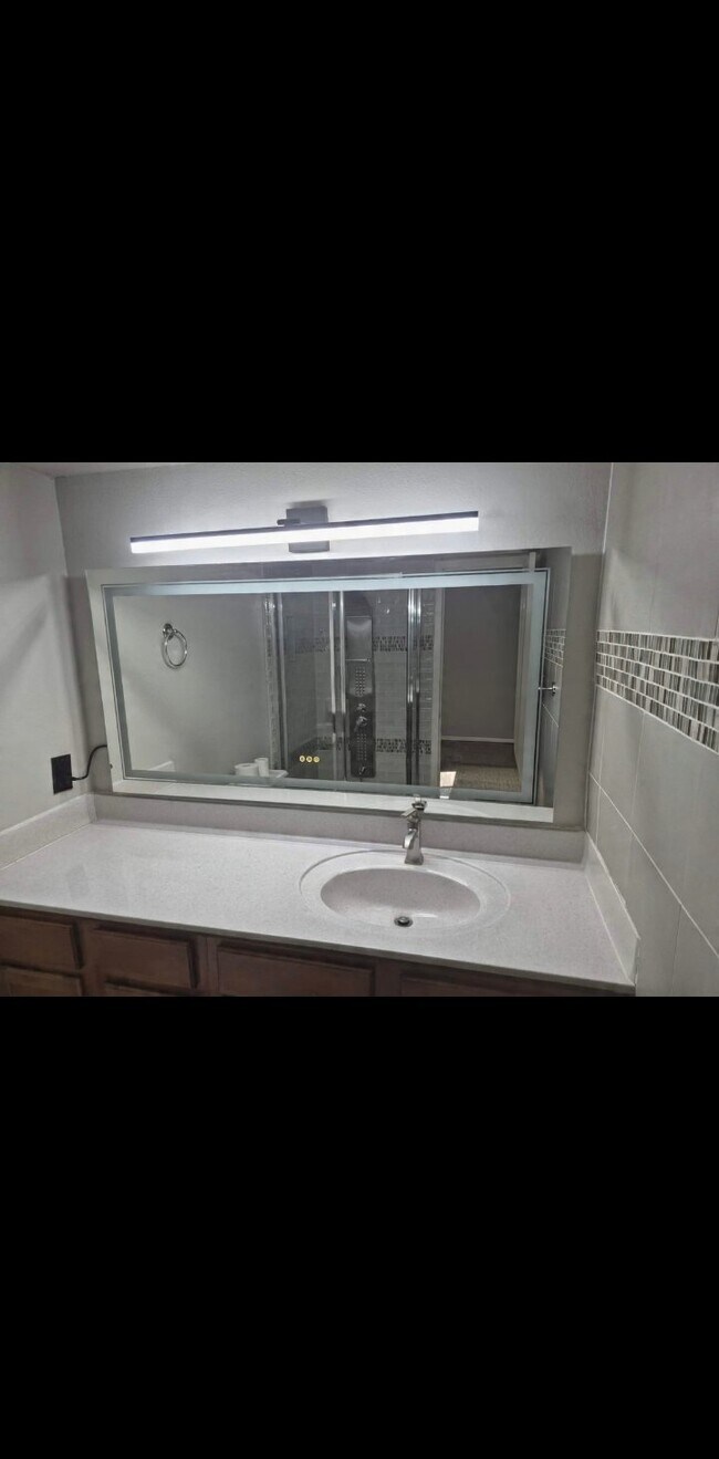 Foto del edificio - 3030 E Clarendon Ave