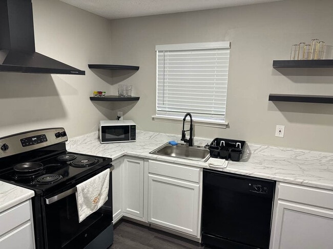Building Photo - Room in Single Family Home on Newberry Trail