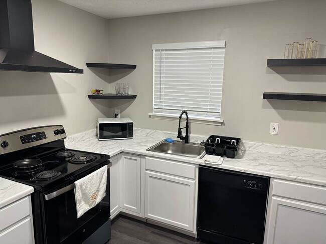 Foto del edificio - Room in Single Family Home on Newberry Trail