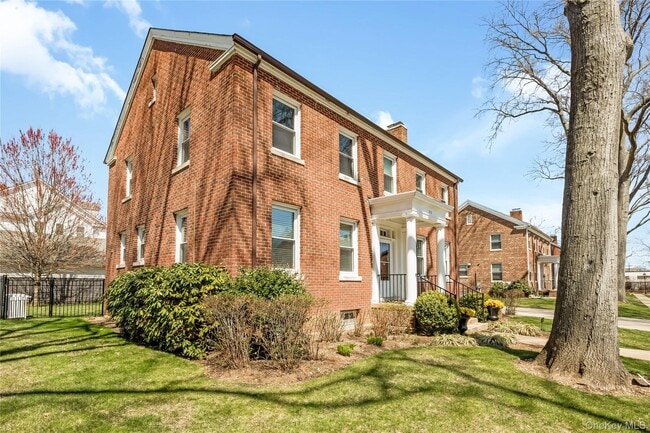 Foto del edificio - 312 Ellington Ave E