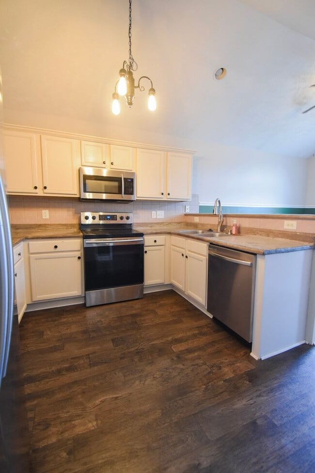 Building Photo - 3 Bed 2 Bath with a Bonus Room: Pets Allowed