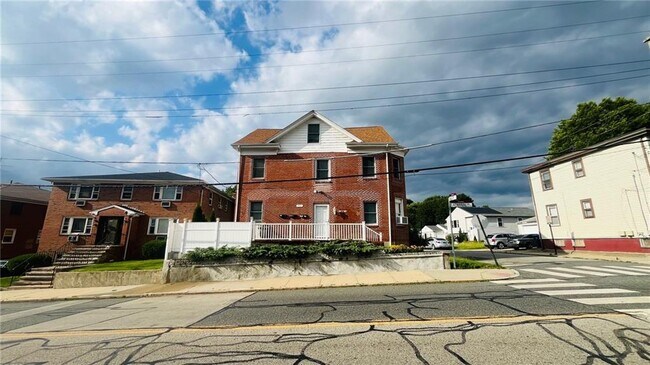 Building Photo - 773 Admiral St