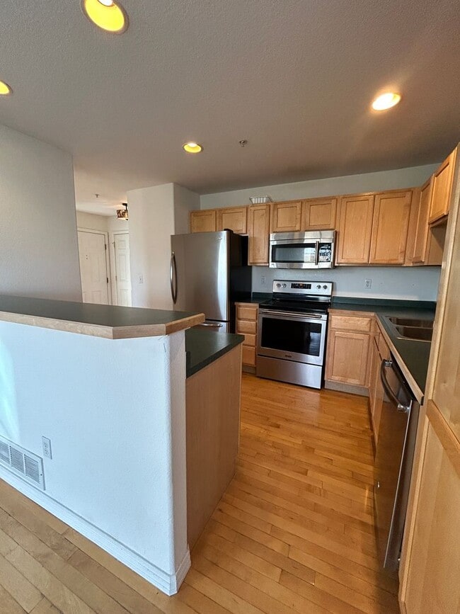 Building Photo - 2 Bedroom Townhome with Incredible Mountai...