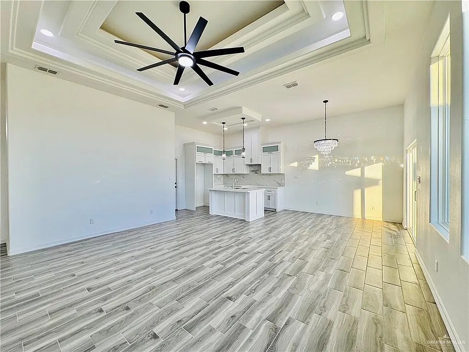 Building Photo - 2304 E Tamarindo Dr