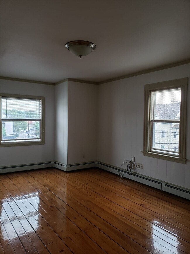 Building Photo - 240 Valley St