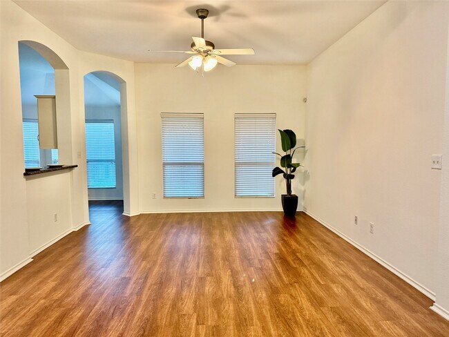 Foto del edificio - 962 Oak Lynn Dr