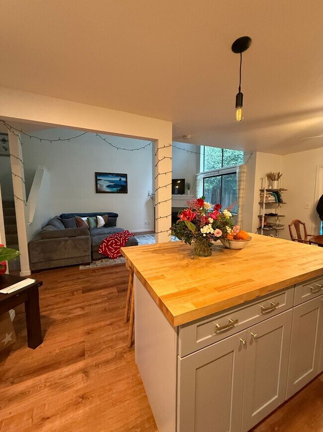 Foto del edificio - Coastal Flow Meets Trail Life in Aptos Village