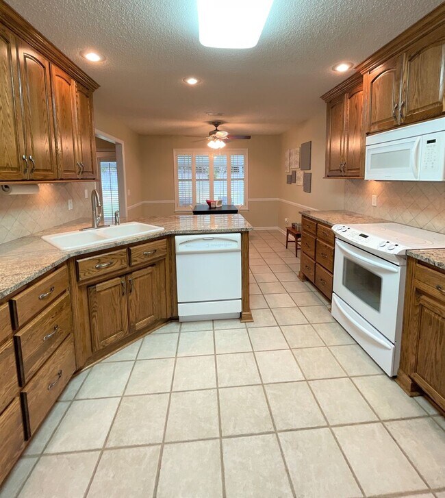 Building Photo - Clubview Estate Subdivision!