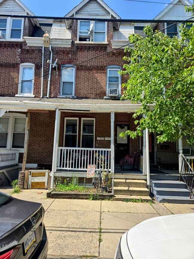Building Photo - 731 W Green St