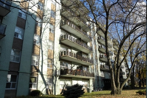 Photo du bâtiment - 100 Cosburn Ave