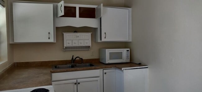 Building Photo - 2 bedroom 1 bath