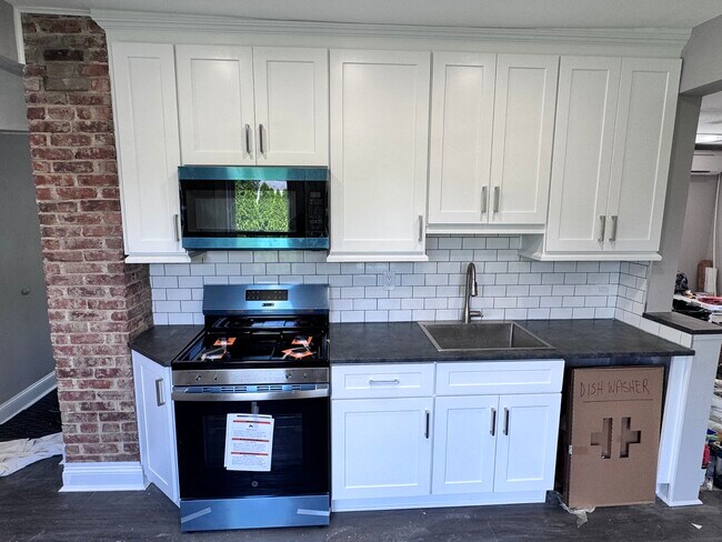 Kitchen - 857 Sherman Ave