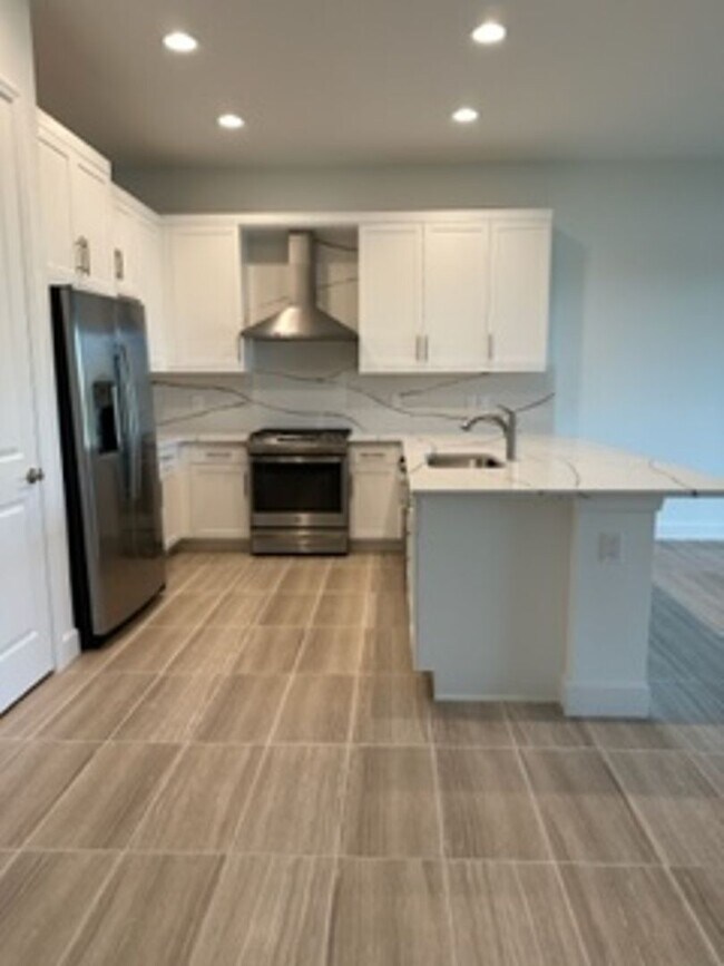 Foto del edificio - **BRAND NEW CONSTRUCTION HOME AND COMMUNIT...