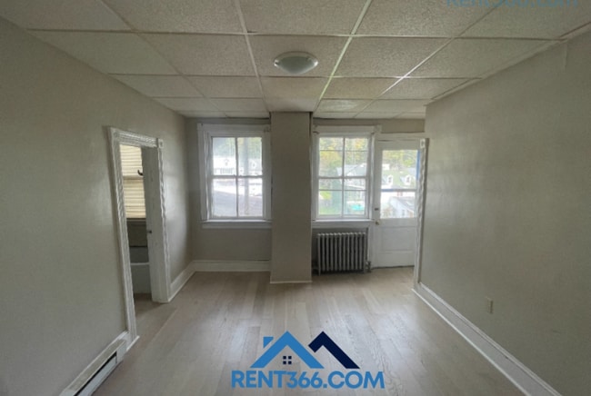 Building Photo - 582 Sunbury St