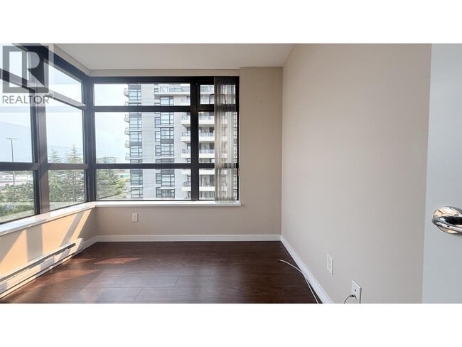 Photo du bâtiment - 8120 Lansdowne Rd